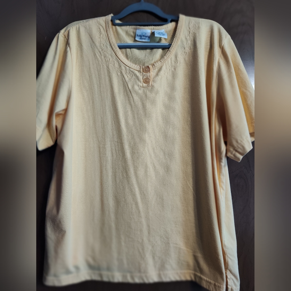 BOBBIE BROOKS Ladies Pullover Blouse Size 22/24. Short Sleeves Yellow Colored.